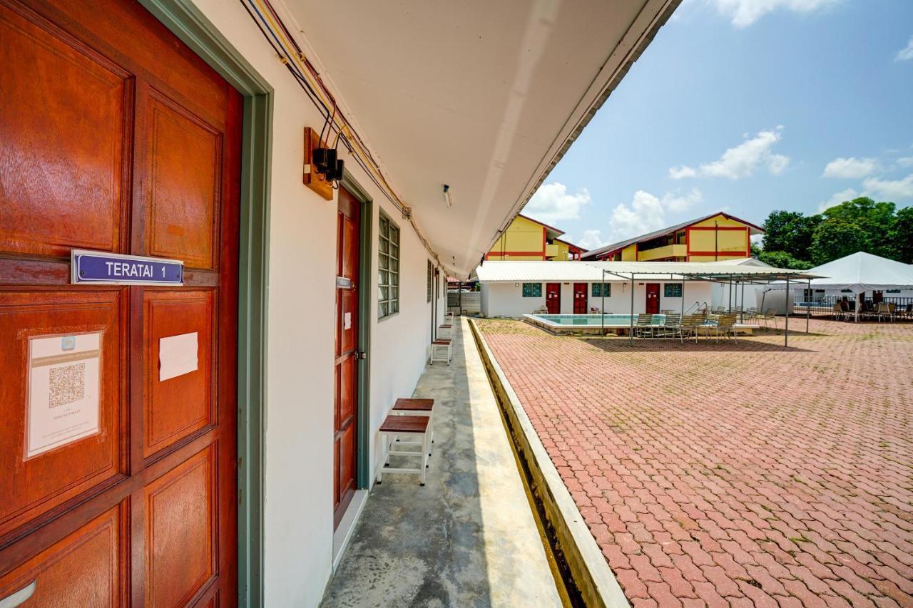 Capital O 90423 Teratai Chalet Hotel Kampong Raja ภายนอก รูปภาพ
