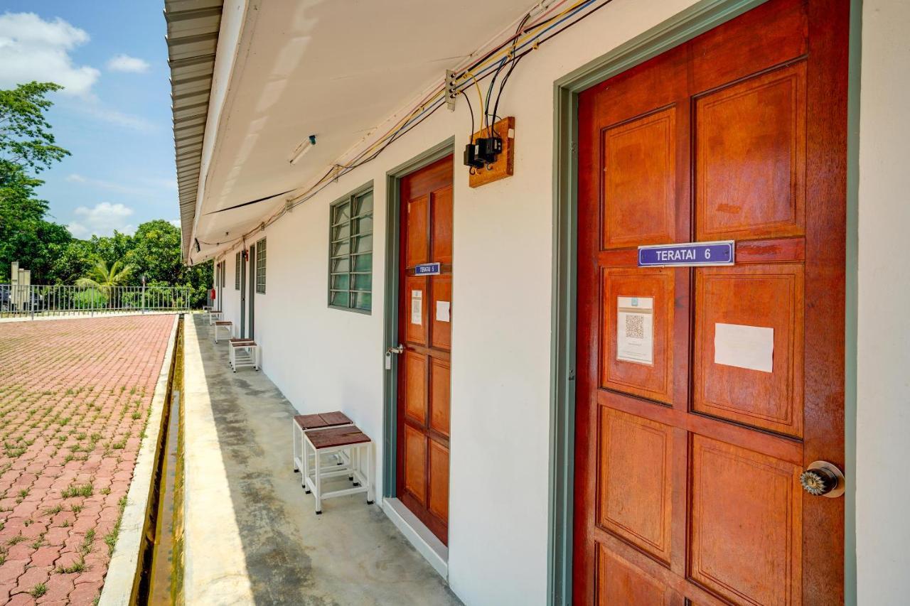 Capital O 90423 Teratai Chalet Hotel Kampong Raja ภายนอก รูปภาพ